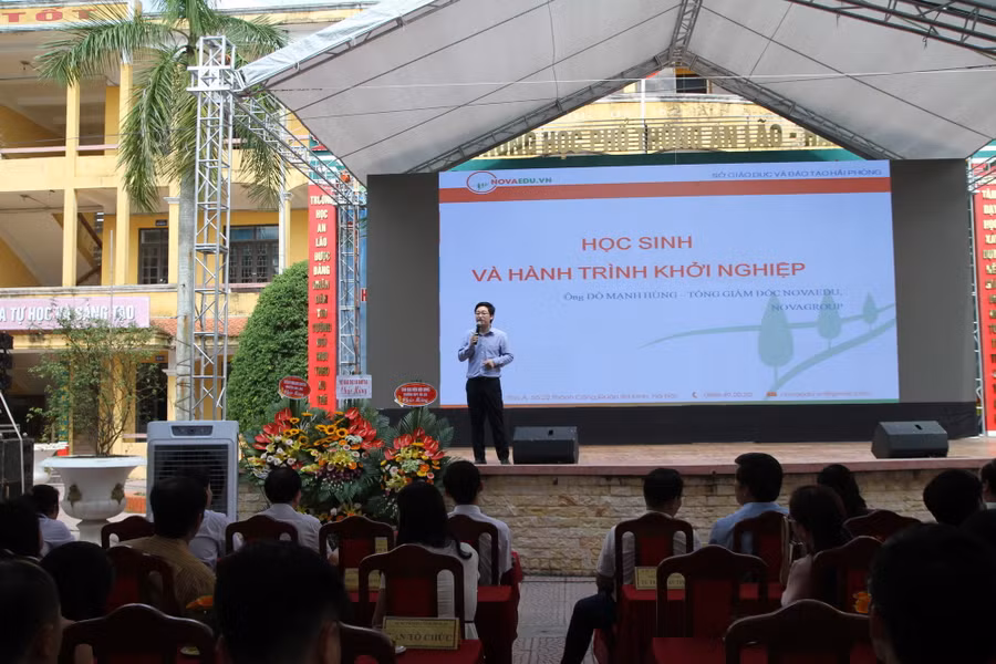 Đông đảo phụ huynh, học sinh quan tâm tới chuyên đề.