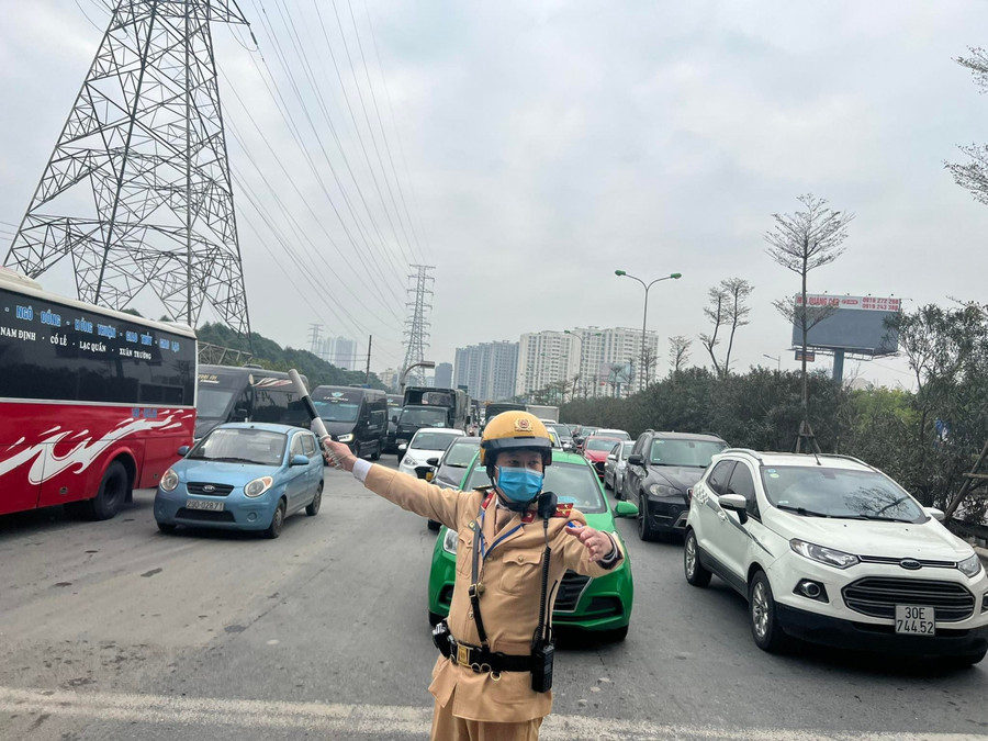 Cảnh sát giáo thông phân luồng từ xa phòng chống ùn tắc giao thông.