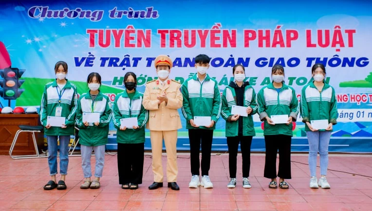 Trao quà cho học sinh có hoàn cảnh khó khăn vươn lên trong học tập.