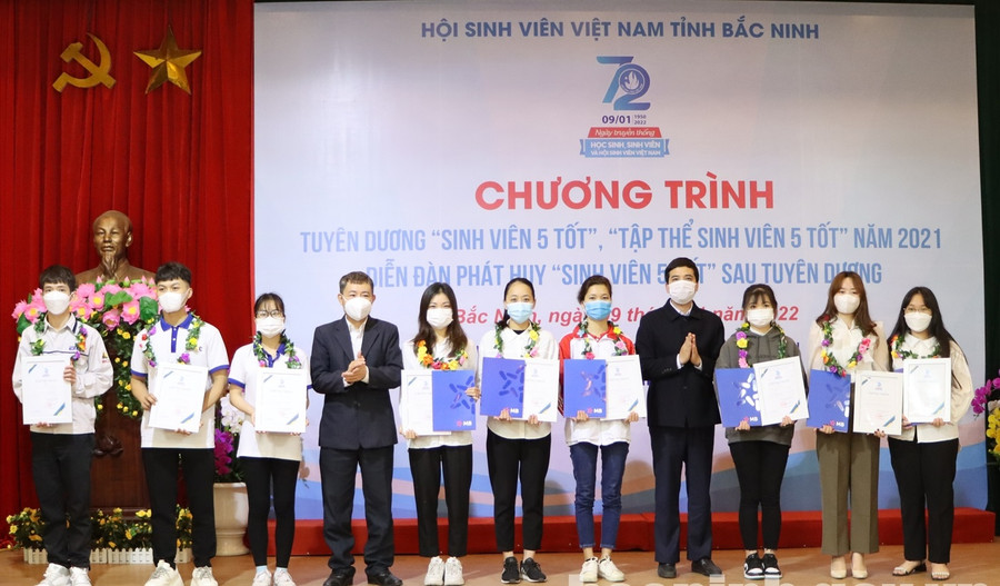 Các "Sinh viên 5 tốt" được tuyên dương tại chương trình.