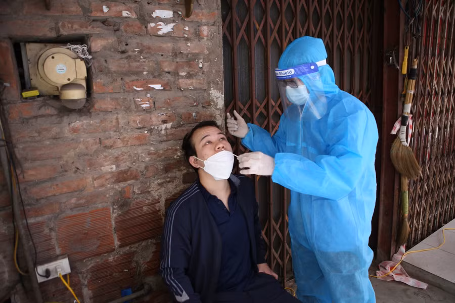 Lấy mẫu test nhanh bệnh nhân điều trị Covid-19. (Ảnh: TL).