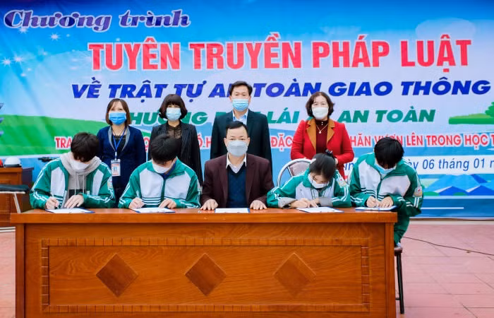 Đại diện học sinh ký cam kết chấp hành đảm bảo trật tự ATGT.