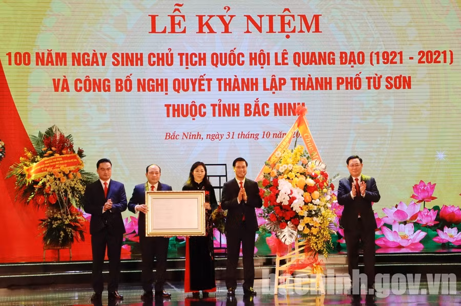 Chủ tịch Quốc hội Vương Đình Huệ trao Nghị quyết của Ủy ban Thường vụ Quốc hội về việc thành lập thành phố Từ Sơn.