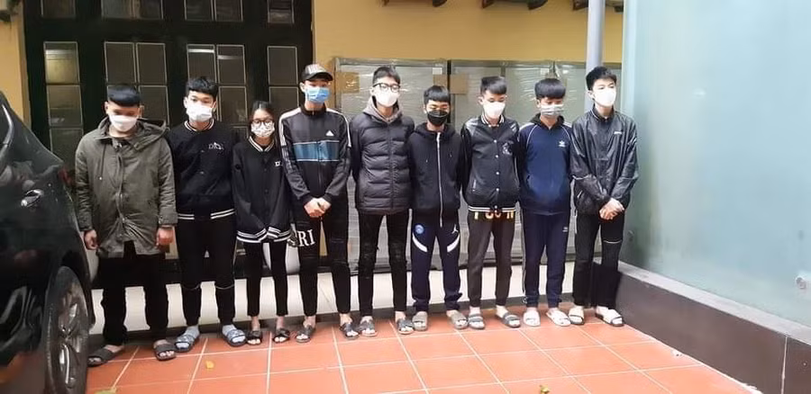 Nhóm thanh thiếu niên tại cơ quan chức năng.
