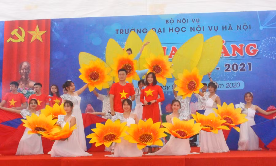 Một tiết mục văn nghệ chào mừng năm học mới.