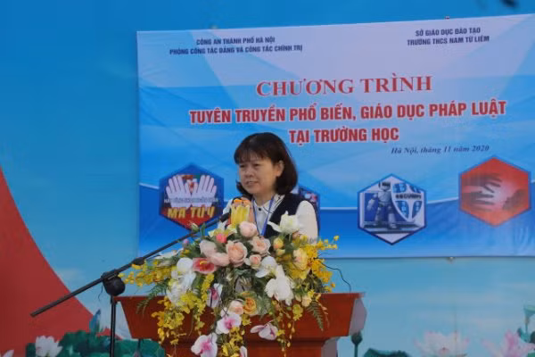 Bà Hoàng Thị Yến, Hiệu trưởng Trường THCS Nam Từ Liêm phát biểu.