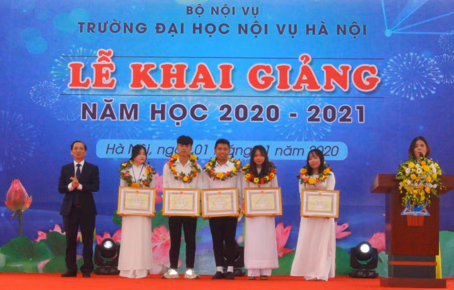 PGS.TS Nguyễn Bá Chiến tuyên dương 5 tân sinh viên đỗ thủ khoa trong kỳ thi tuyển sinh năm 2020