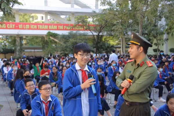 Cán bộ Công an TP Hà Nội giao lưu, tuyên truyền phổ biến pháp luật với học sinh.
