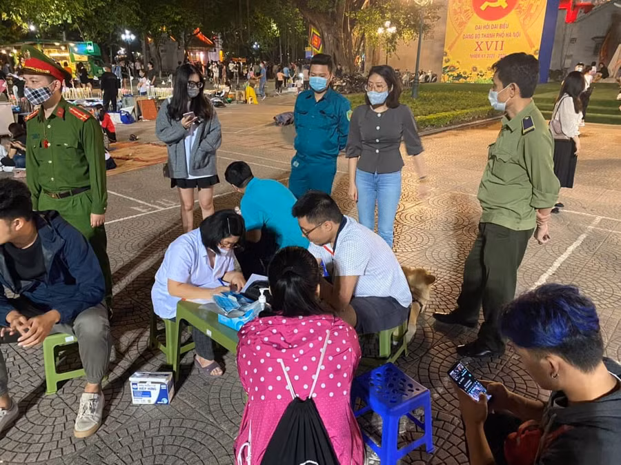 Lực lượng chức năng quận Hoàn Kiếm xử phạt người dân không đeo khẩu trang nơi công cộng.