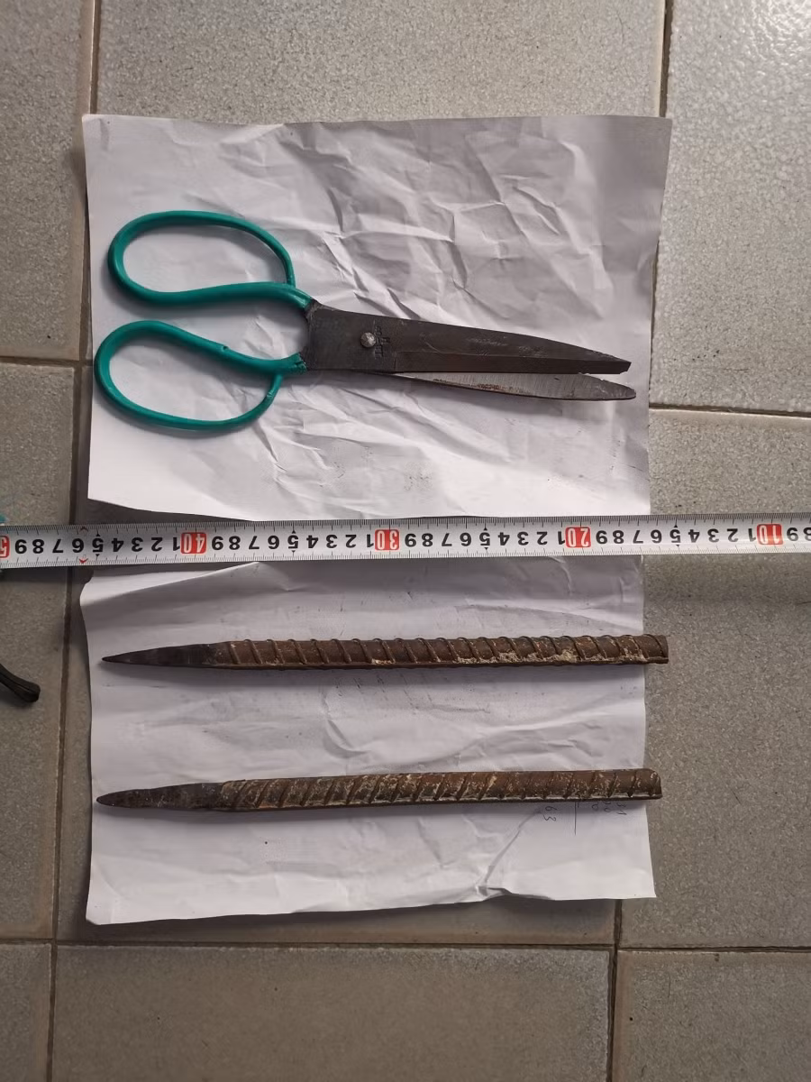 Một số dụng cụ đối tượng sử dụng trong qúa trình trộm cắp.