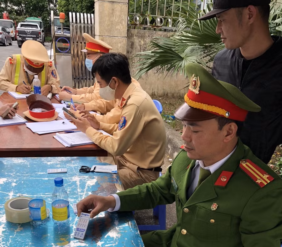 Lực lượng chức năng phát hiện nhiều lái xe trên cao tốc dương tính với ma túy.