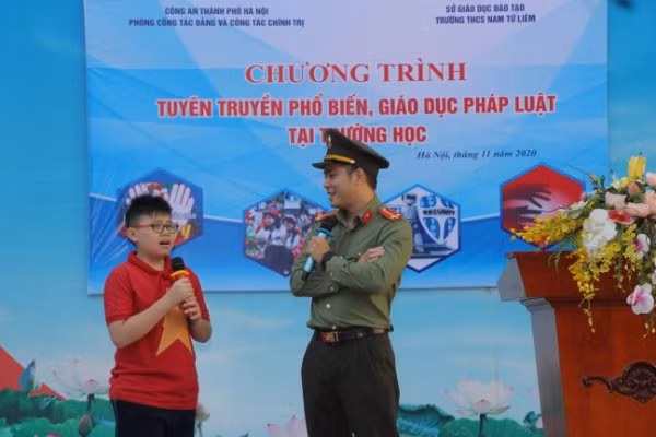 Học sinh giao lưu tìm hiểu pháp luật với cán bộ Công an TP Hà Nội.