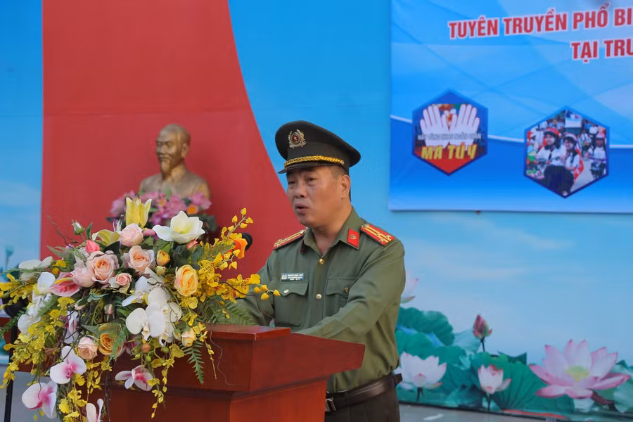 Thượng tá Nguyễn Mạnh Tuấn chia sẻ, hướng dẫn sử dụng mạng xã hội với các em học sinh.