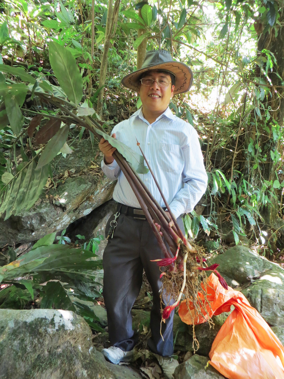 GS Trần Đình Thắng trong một chuyến đi thực tế GS Trần Đình Thắng trong một chuyến đi thực tế