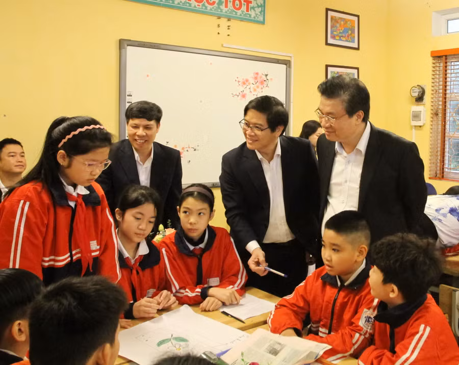Thứ trưởng Nguyễn Hữu Độ cùng đoàn công tác dự giờ tiết học tại Trường Tiểu học A Thị trấn Văn Điển.