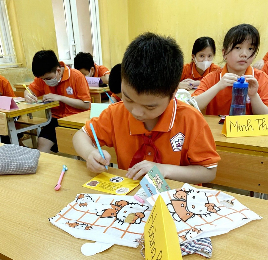 Học sinh Trường THCS Nguyễn Trãi luôn hạnh phúc mỗi khi đến trường. Học sinh Trường THCS Nguyễn Trãi luôn hạnh phúc mỗi khi đến trường.