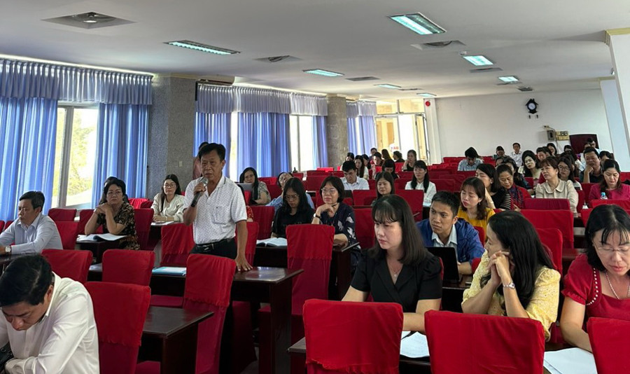 Đại biểu phát biểu tham luận tại hội nghị.