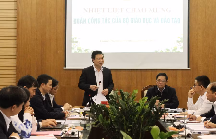 Thứ trưởng Nguyễn Hữu Độ và đoàn công tác làm việc với lãnh đạo Sở GD&amp;ĐT Hà Nội và huyện Thanh Trì.