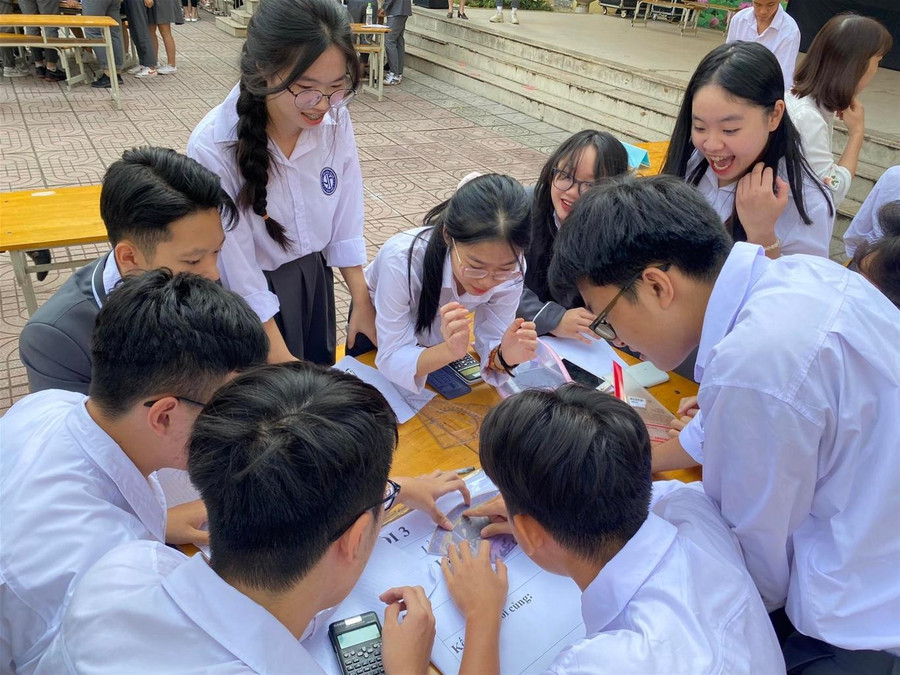 Học sinh Trường THPT Yên Hòa trong một giờ sinh hoạt ngoại khóa Học sinh Trường THPT Yên Hòa trong một giờ sinh hoạt ngoại khóa