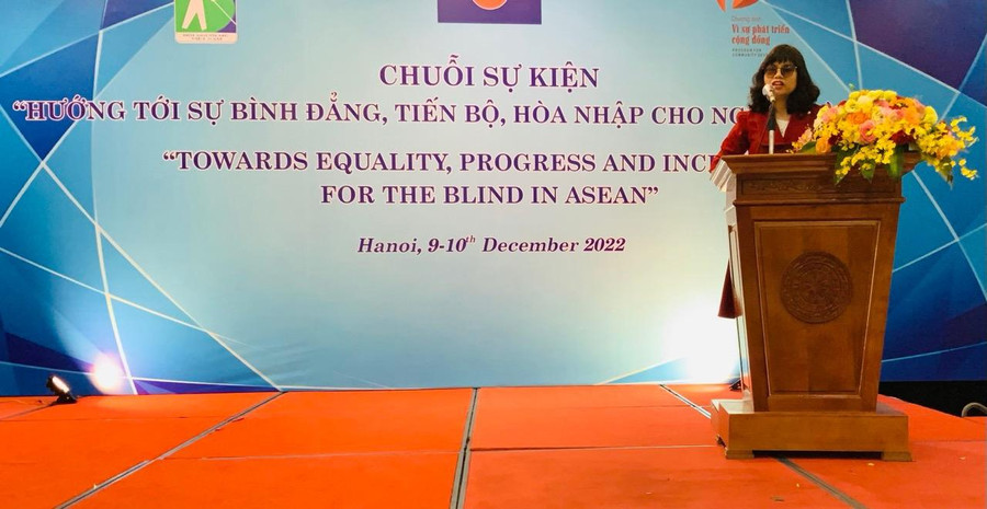 Bà Đinh Việt Anh - Phó Chủ tịch Hội người mù Việt Nam phát biểu khai mạc chuỗi sự kiện Bà Đinh Việt Anh - Phó Chủ tịch Hội người mù Việt Nam phát biểu khai mạc chuỗi sự kiện