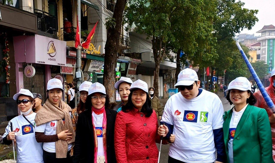 Bà Bùi Thị Minh Hoài (áo đỏ) - Trưởng ban dân vận trung ương tham gia lễ mít tinh sáng 10/12 Bà Bùi Thị Minh Hoài (áo đỏ) - Trưởng ban dân vận trung ương tham gia lễ mít tinh sáng 10/12