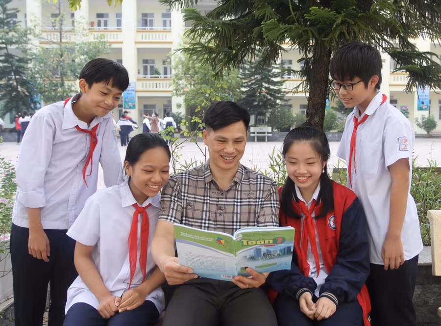 Thầy trò Trường THCS Trần Phú (quận Hoàng Mai, Hà Nội)