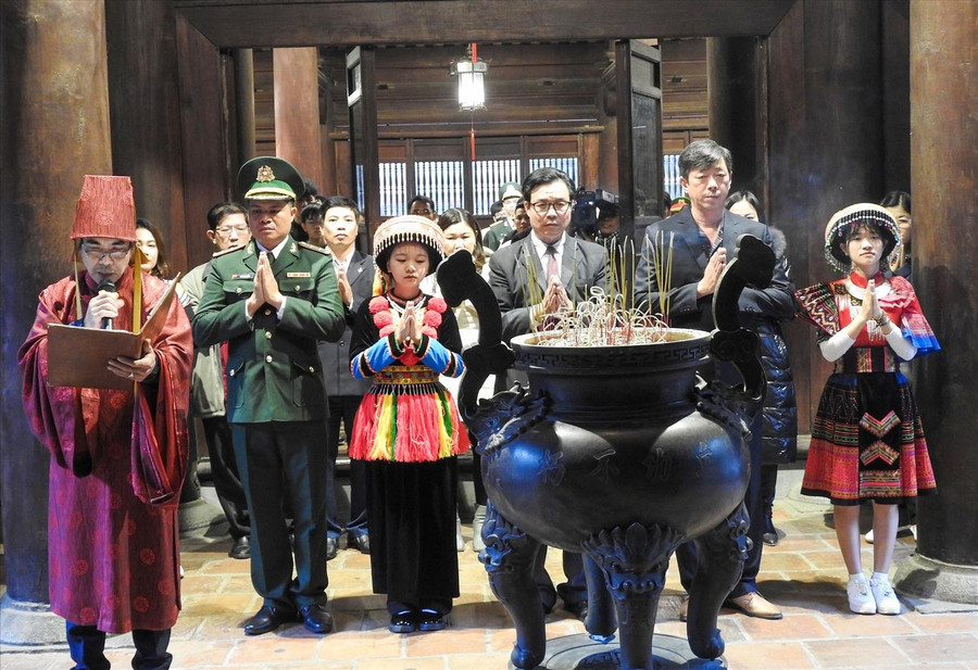 Đoàn học sinh, sinh viên, thanh niên dân tộc thiểu số xuất sắc, tiêu biểu năm 2022 làm lễ dâng hương và ghi sổ vàng tại Văn Miếu Quốc Tử Giám