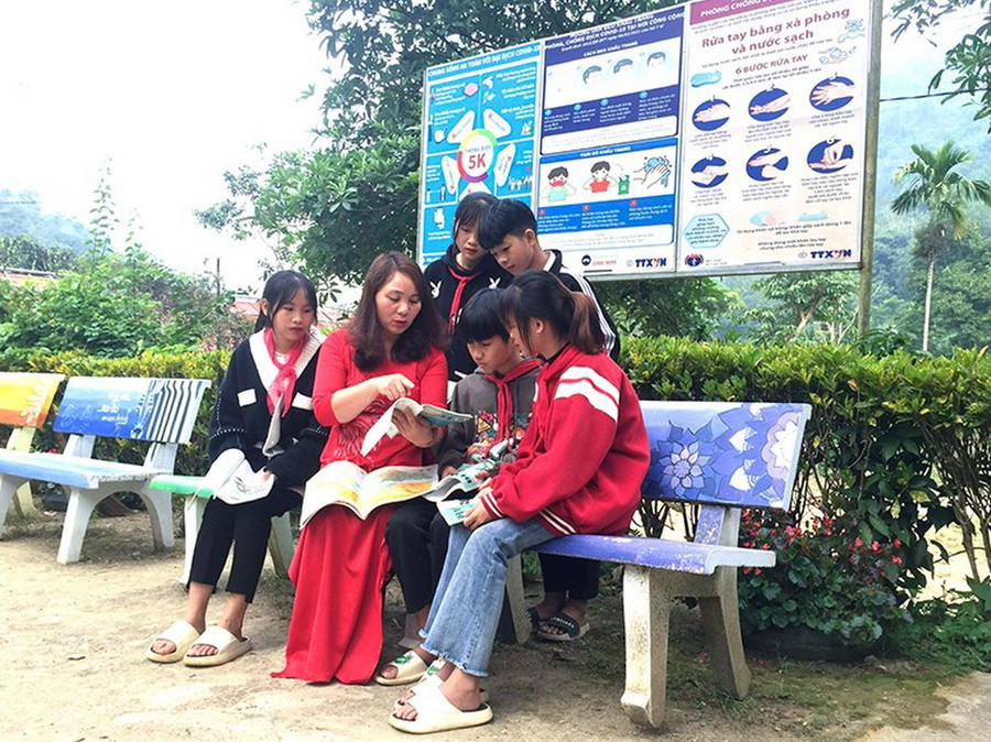 Cô trò Trường Phổ thông dân tộc bán trú THCS Kiên Đài (huyện Chiêm Hóa, Tuyên Quang)