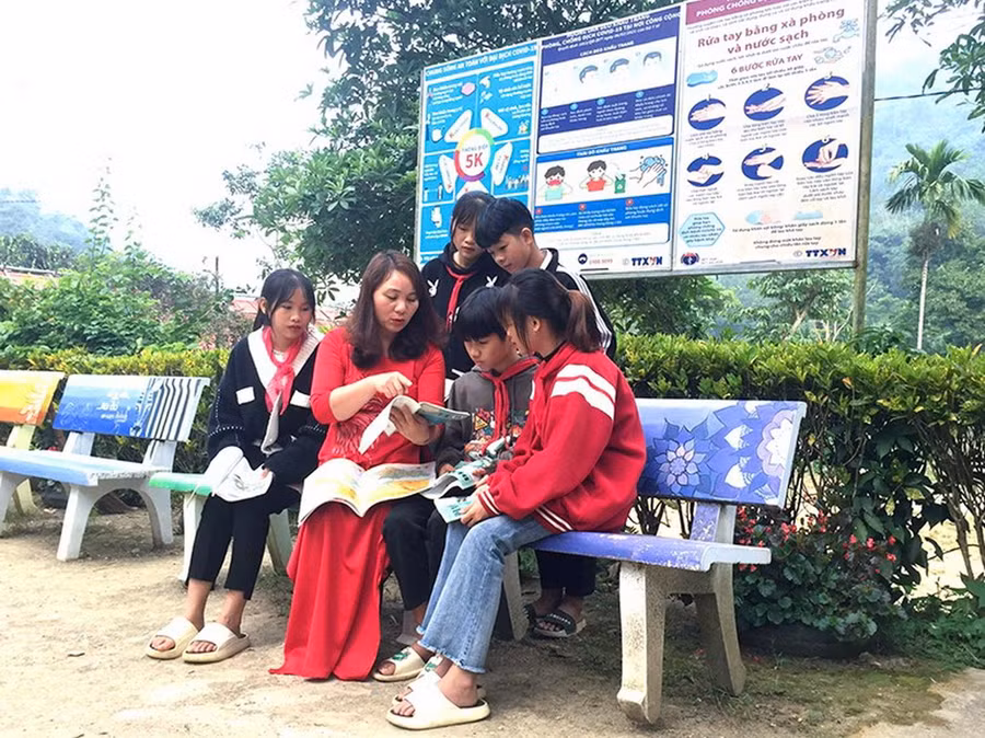 Cô trò Trường Phổ thông dân tộc bán trú THCS Kiên Đài (huyện Chiêm Hóa, Tuyên Quang)