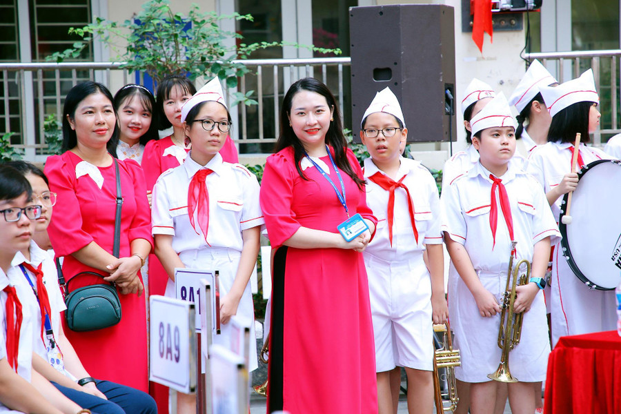 Cô Vũ Bích Phương và học sinh Trường THCS Dịch Vọng Cô Vũ Bích Phương và học sinh Trường THCS Dịch Vọng