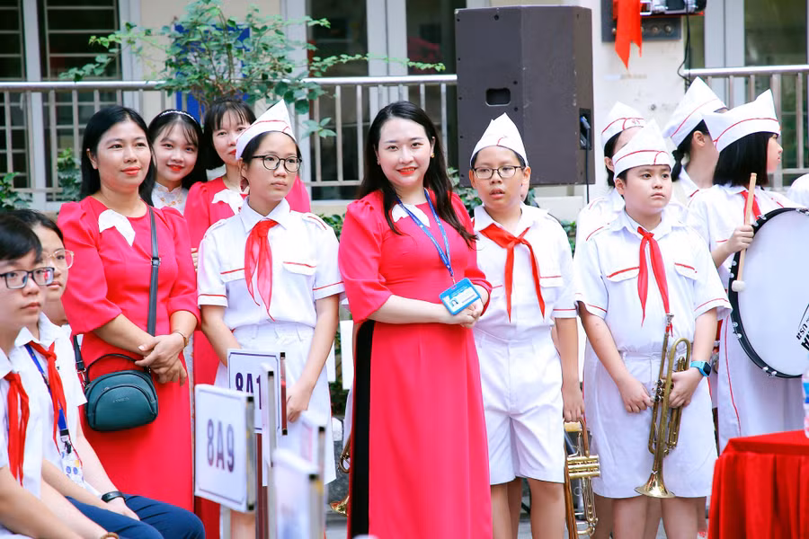 Cô Vũ Bích Phương và học sinh Trường THCS Dịch Vọng