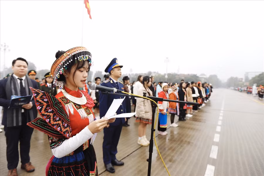 Dương Thu Trang thay mặt Đoàn báo công dâng Bác