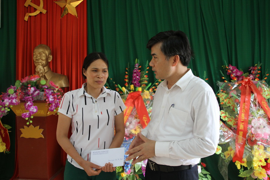Ông Bùi Văn Linh trao quà động viên cô giáo Trần Thị Thanh Ông Bùi Văn Linh trao quà động viên cô giáo Trần Thị Thanh
