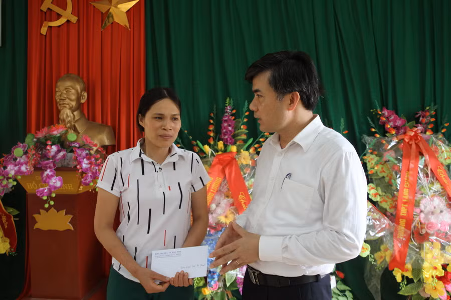 Ông Bùi Văn Linh trao quà động viên cô giáo Trần Thị Thanh