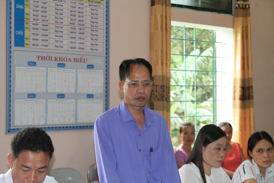 Ông Lê Thiên Quang- Hiệu trưởng Trường Tiểu học Đồng Lương báo cáo sự việc Ông Lê Thiên Quang- Hiệu trưởng Trường Tiểu học Đồng Lương báo cáo sự việc
