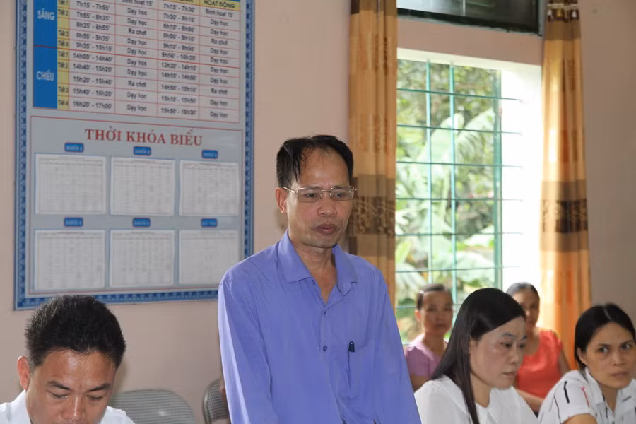 Ông Lê Thiên Quang- Hiệu trưởng Trường Tiểu học Đồng Lương báo cáo sự việc