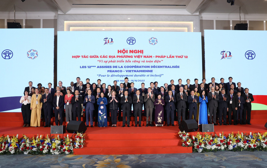 Các đại biểu chụp ảnh chung tại lễ khai mạc. Các đại biểu chụp ảnh chung tại lễ khai mạc.