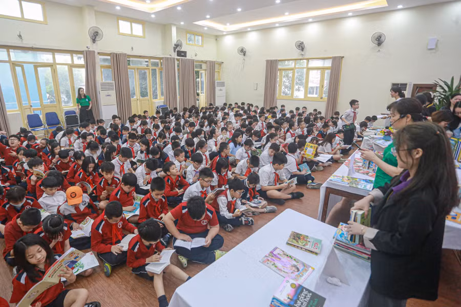 Học sinh trường Tiểu học - THCS & THPT Thực nghiệm tham gia đọc sách tại ngày hội.