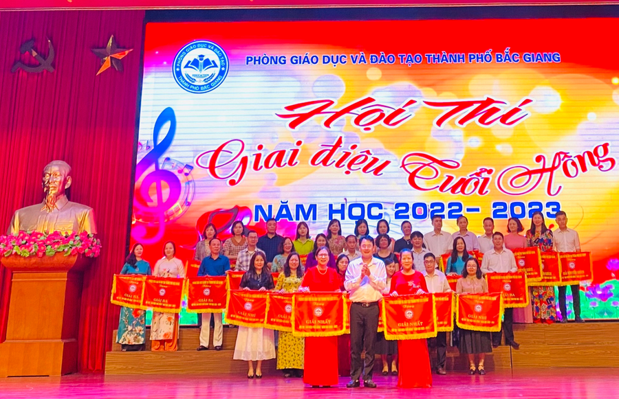 Ông Đỗ Văn Quý - Trưởng phòng GD&ĐT TP Bắc Giang trao cờ cho đội đoạt giải Nhất. Ông Đỗ Văn Quý - Trưởng phòng GD&ĐT TP Bắc Giang trao cờ cho đội đoạt giải Nhất.