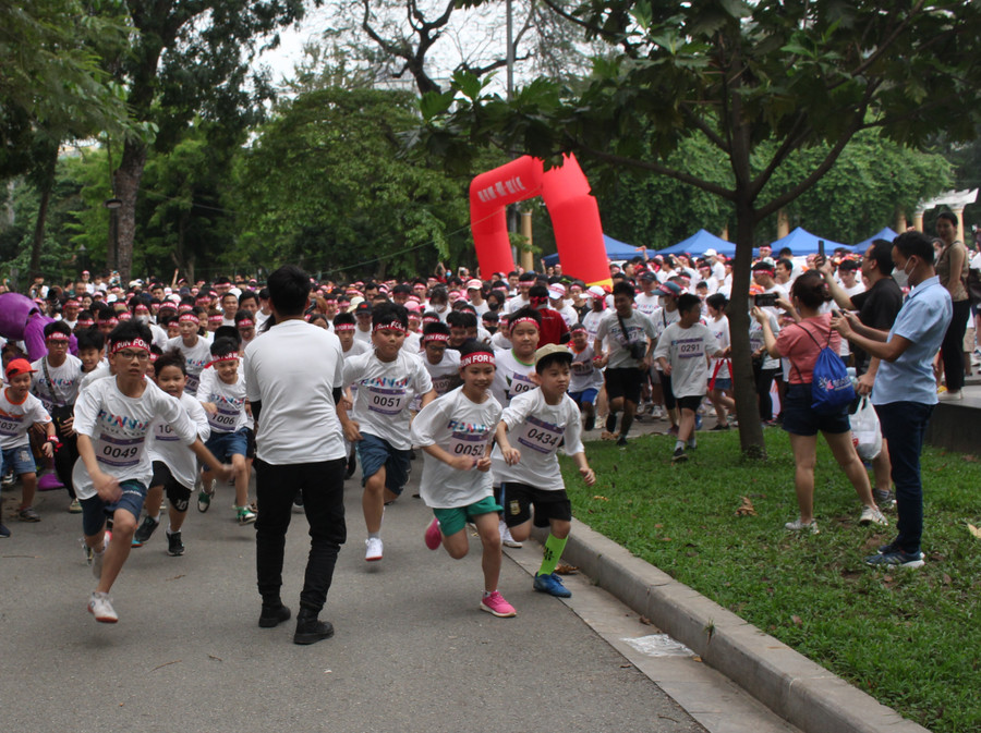 Các vận động viên nhí tăng tốc ngay từ điểm xuất phát của vòng đầu. Các vận động viên nhí tăng tốc ngay từ điểm xuất phát của vòng đầu.