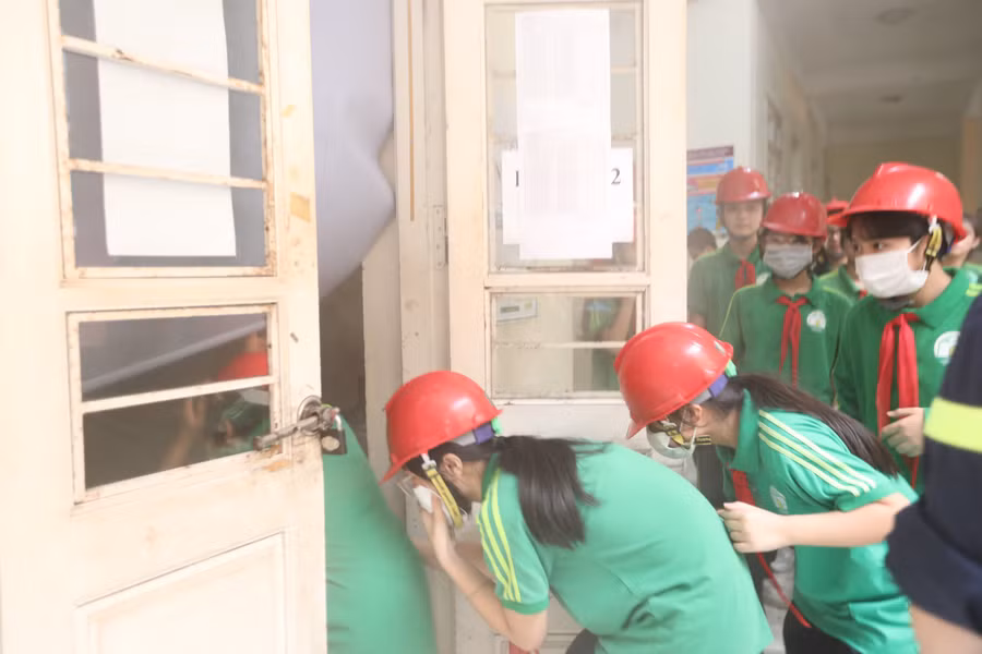 Cảnh sát PCCC&amp;CNCH hướng dẫn học sinh thoát nạn khi gặp sự cố cháy nổ.