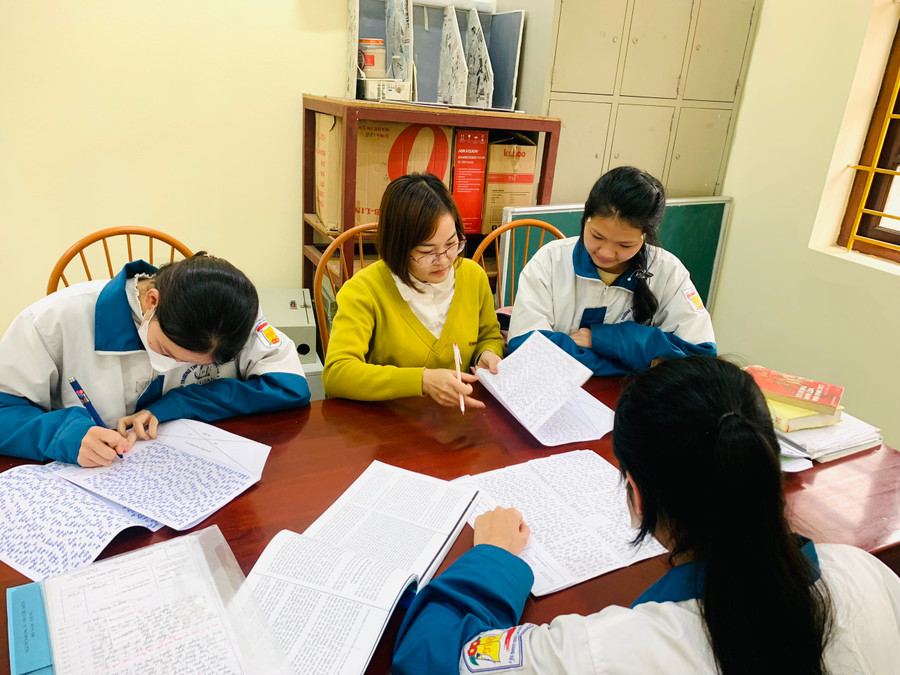 Cô trò trường THPT Lạng Giang số 1 tập trung ôn tập. Cô trò trường THPT Lạng Giang số 1 tập trung ôn tập.