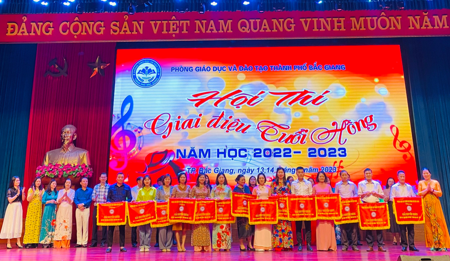 Bà Nguyễn Thị Linh - Phó Trưởng phòng GD&ĐT trao cờ cho các đội đoạt giải Khuyến khích Bà Nguyễn Thị Linh - Phó Trưởng phòng GD&ĐT trao cờ cho các đội đoạt giải Khuyến khích