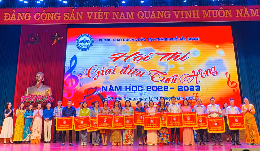 Bà Nguyễn Thị Linh - Phó Trưởng phòng GD&ĐT trao cờ cho các đội đoạt giải Khuyến khích