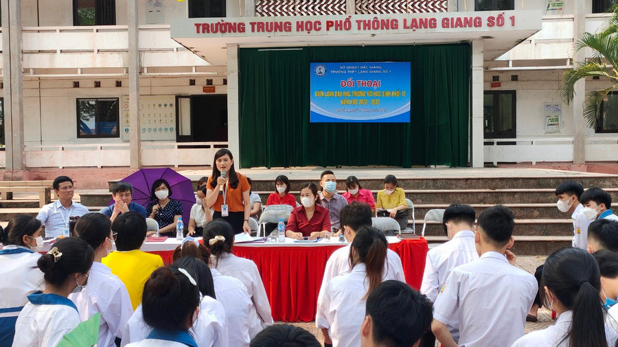 Ban giám hiệu trường THPT Lạng Giang số 1 trao đổi với học sinh khối 12. Ban giám hiệu trường THPT Lạng Giang số 1 trao đổi với học sinh khối 12.