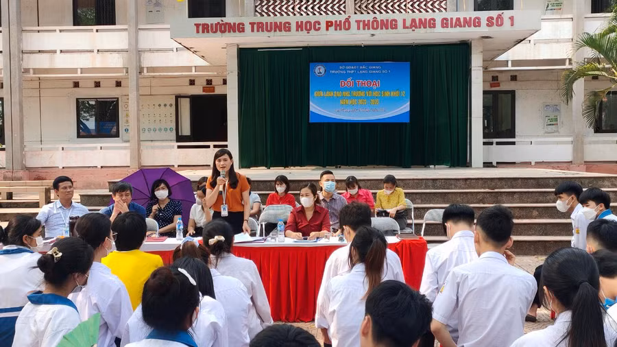 Ban giám hiệu trường THPT Lạng Giang số 1 trao đổi với học sinh khối 12.