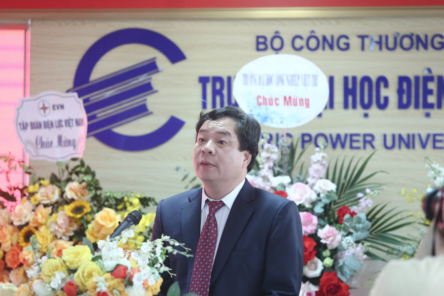 PGS.TS Vũ Đình Ngọ - tân Chủ tịch Hội đồng trường, Trường Đại học Điện lực phát biểu nhận nhiệm vụ.