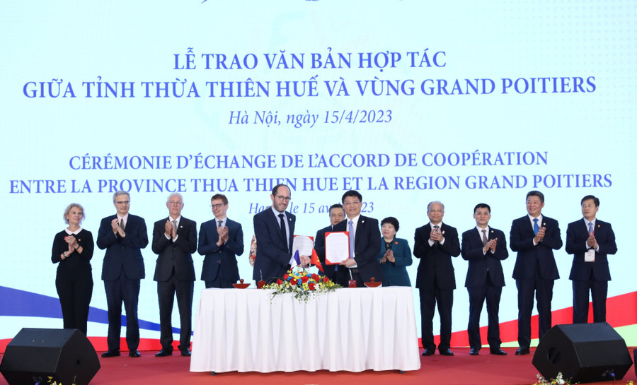 Trao văn bản hợp tác tại hội nghị. Trao văn bản hợp tác tại hội nghị.