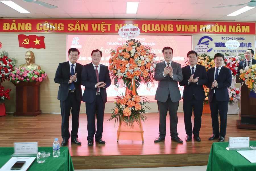 Thứ trưởng Bộ Công Thương Nguyễn Sinh Nhật Tân chúc mừng Hội đồng, Ban giám hiệu trường Đại học Điện lực.