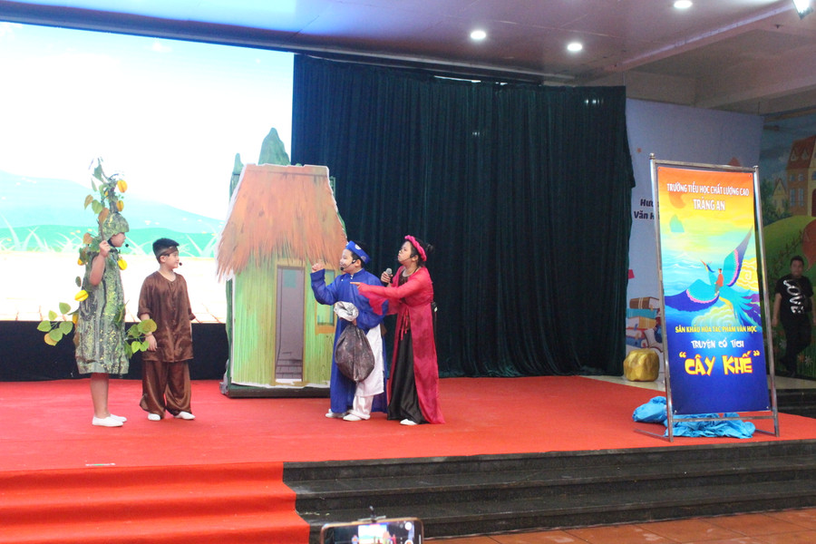 Học sinh trường Tiểu học Tràng An đã sáng tạo, sân khấu hóa các tác phẩm văn học.
